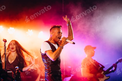 Preview: musical group, band, on stage