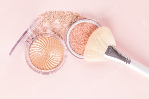 Preview: Chic Large Professional Fan Makeup Brush Lies On The Open Pack Of Glitter Highlighter.