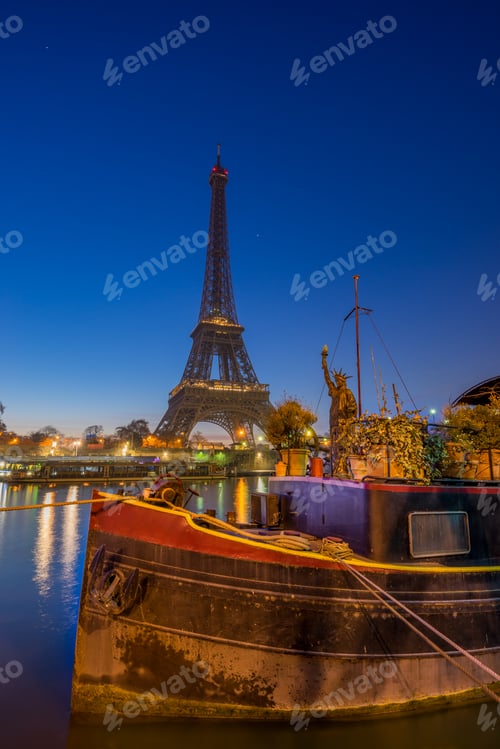 Preview: The Eiffel tower at sunrise in Paris