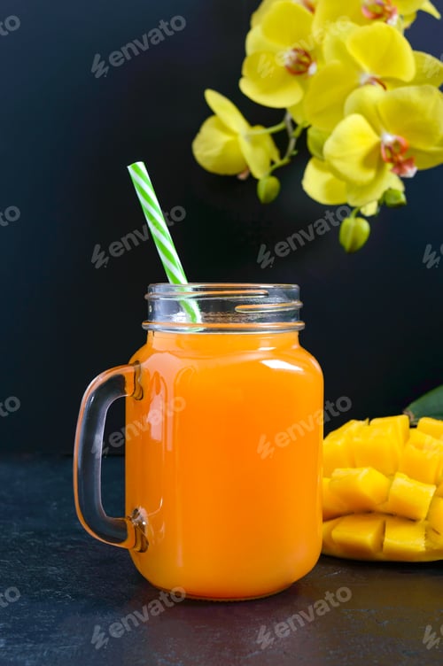 Vista previa: Mango smoothie in a glass jar