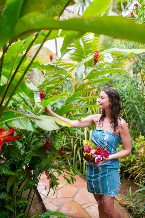 Preview: Woman picking fresh flowers from tree, Puerto Escondido, Oaxaca, Mexico