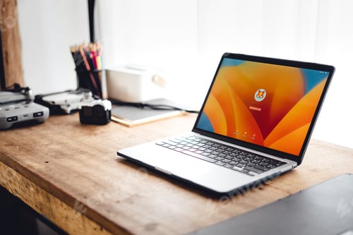 Vista previa: Primer plano del empresario trabajando e inicio de sesión en la computadora portátil