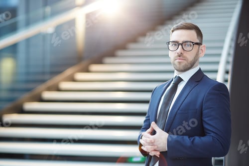 Preview: Businessman in formalwear