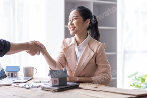 Preview: Handshake Real estate brokerage agent Deliver a sample of a model house to the customer, mortgage lo
