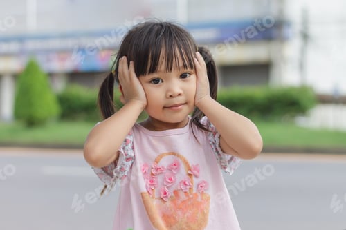 Visualização: Menina asiática sozinha sente-se triste, dor de cabeça e estressada. Ela está sozinha no parquinho.