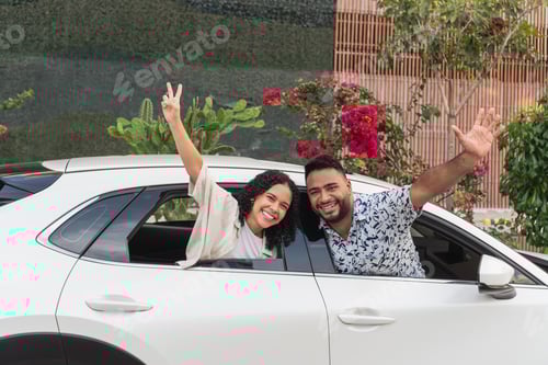 Visualização: Casal feliz curtindo férias de viagem de carro