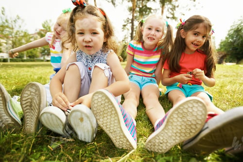 Preview: Girls on lawn