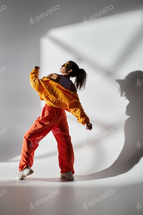 Preview: Studio style: a woman power