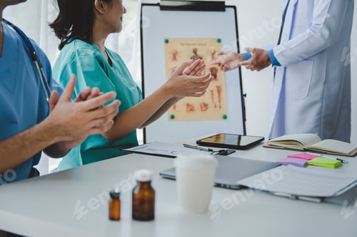 Visualização: Reunião para discutir ou discutir com médicos sobre o sistema vascular na sala de reuniões. Conjunto médico