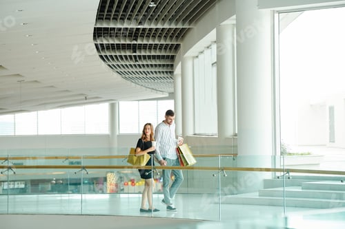 Preview: Young couple in shopping mall