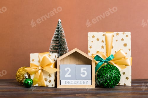 Preview: 25 december. Christmas composition on colored background with a wooden calendar