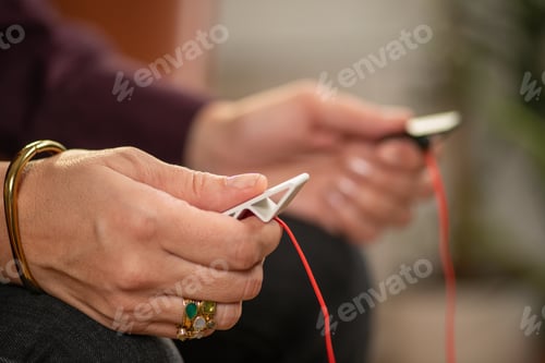 Preview: EMDR therapy using a pulsator device to produce alternating vibration tactile cues