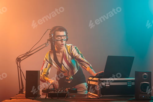 Preview: Female artist mixing techno music with turntables