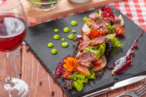 Vorschau: Tasty sliced roast duck breast with fresh vegetable salad closeup on a plate