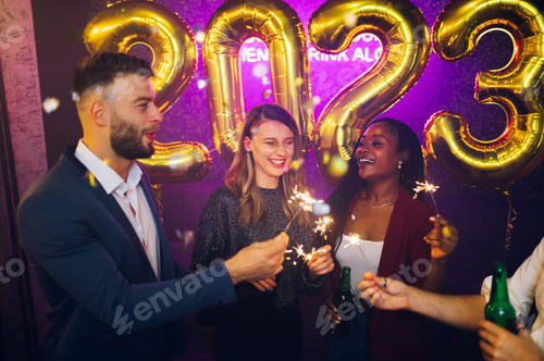 Visualização: Pessoas multirraciais com espumantes brindando bebidas enquanto comemoram a véspera de ano novo