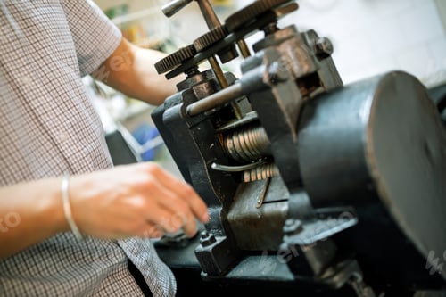 Preview: Goldsmith using machine