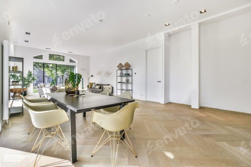 Preview: Bright dining room