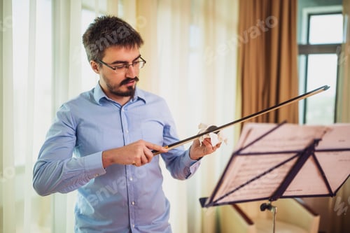 Preview: Violinist
