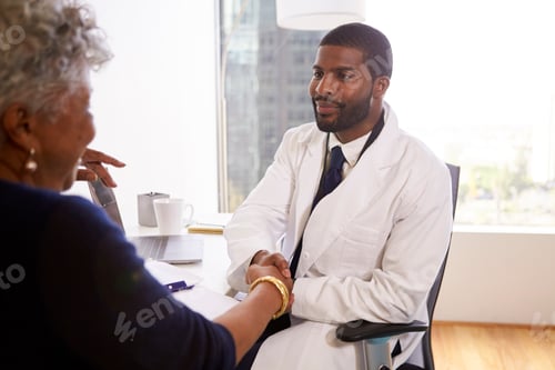 Preview: Senior Woman Shaking Hands With Male Doctor Cosmetic Surgeon In Office