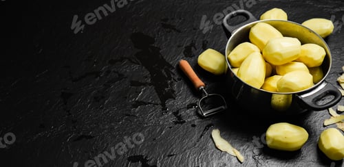 Vista previa: Patatas frescas peladas.