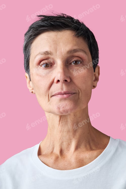 Vorschau: Porträt einer Frau mittleren Alters vor der Kamera während der Krebsheilung