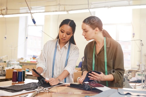 Preview: Designers choosing fabric in team