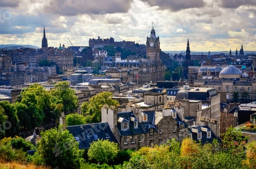 Preview: Scenic view of Edinburgh skyline with the castle in background, Scotland