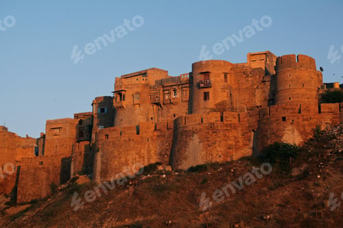 Preview: Low angle shot of The castle in Jaisalmer, India under the clear blue sky
