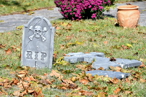 Preview: A tombstone with RIP and a skull and crossbones on it Halloween decoration in a yard, gravestone