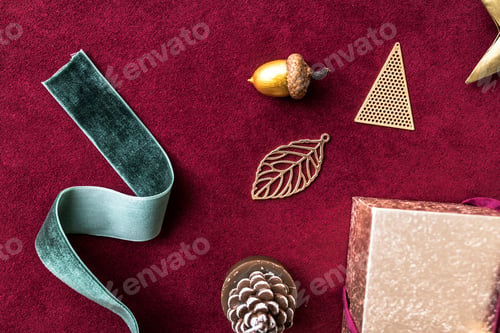 Preview: Christmas ornaments and gift