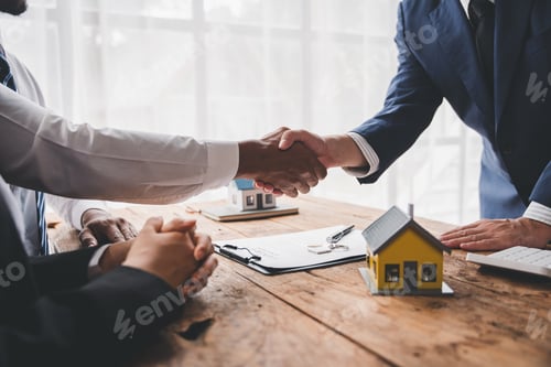 Preview: real estate agent Delivering sample homes to customers, mortgage loan contracts. Make a contract for