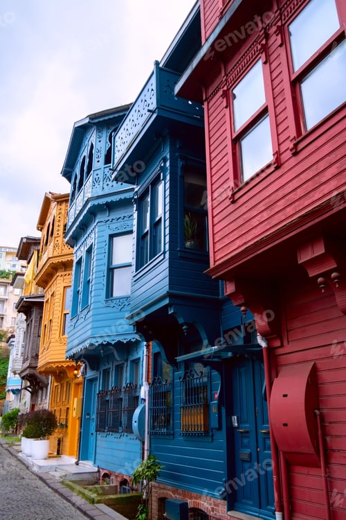 Aperçu: Old wooden colorful houses in Kuzguncuk district,Istanbul, Turkey.