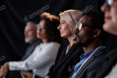 Visualização: Executivo financeiro negro do sexo masculino participando da cúpula na sala de conferências