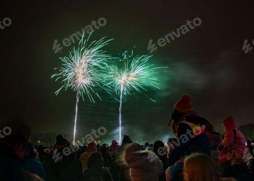 Visualização: Multidão apreciando os belos fogos de artifício à noite durante um evento ao ar livre