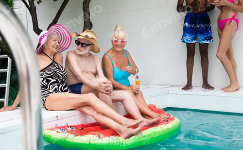 Preview: Happy seniors in the swimming pool