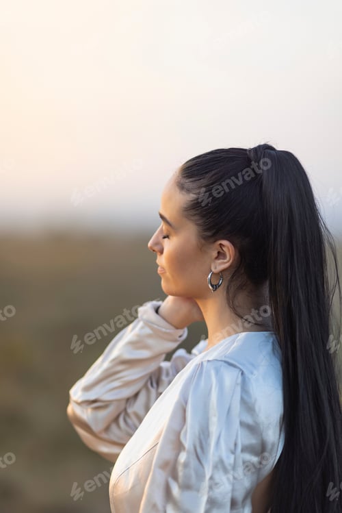 Preview: Woman with Black Hair in Ponytail Outdoors