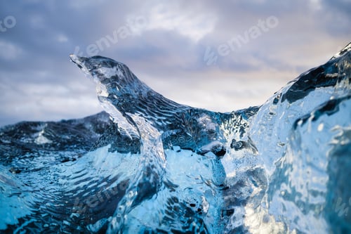 Vista previa: Diamond beach, Iceland. Pieces of icebergs with clear ice. Reflections and light in the ice during s