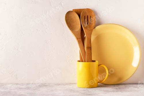 Preview: Crockery and cutlery on a light table.