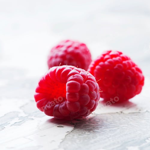 Preview: Sweet fresh raspberry on the vintage table