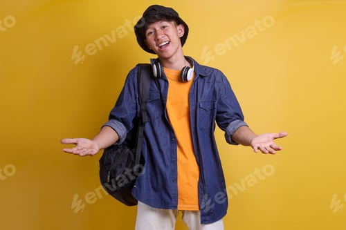 Preview: Cheerful young Asian student gesture welcoming for travel advertisement