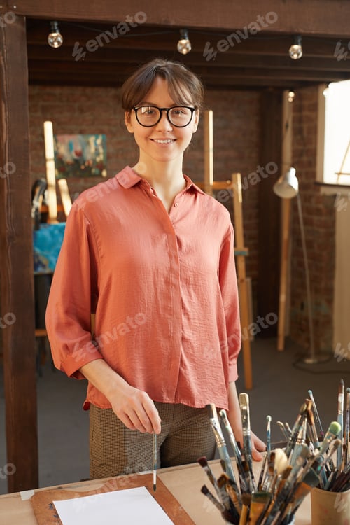Preview: Woman standing in art studio