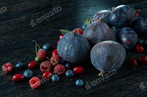 Preview: Fresh figs of different varieties berries