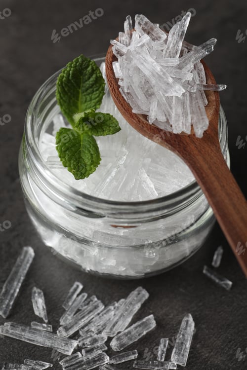 Preview: Menthol crystals and mint leaves on grey background