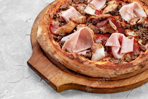 Preview: Meat Italian pizza with roast beef, steak slices, melted cheese, with olive slices and cheddar