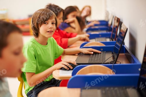 Preview: Pupils sitting at the computer science lesson