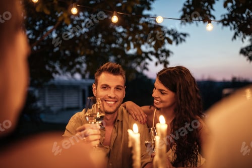 Preview: Dear people and good wine is all I need