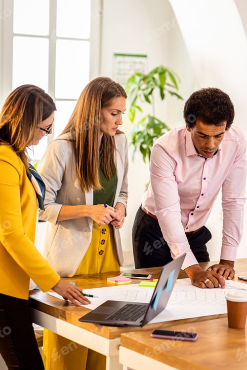 Preview: Group of business people working in office.