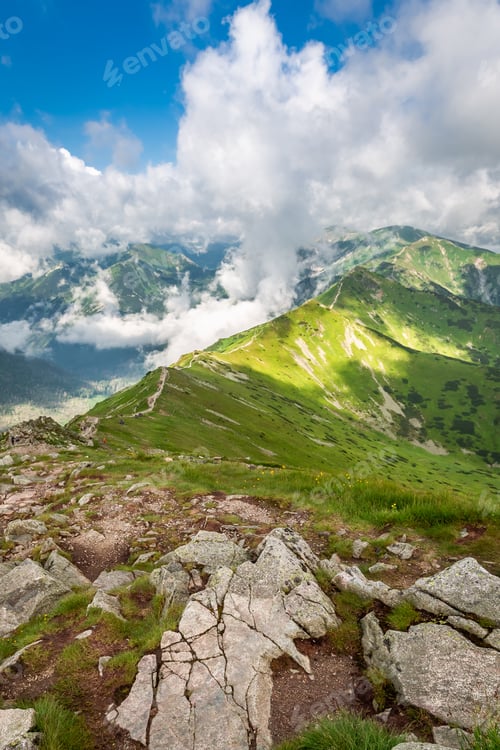 Vorschau: Blick auf die Tatra auf Grat und Fußweg im Sommer, Polen