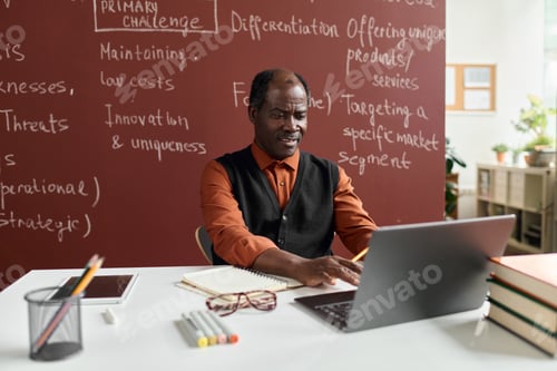 Visualização: Professor universitário afro-americano no local de trabalho