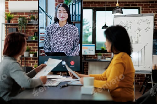 Preview: Businesswomen collaborating together at management project